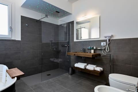 Executive Suite (Soffio 3) | Bathroom | Designer toiletries, hair dryer, bathrobes, slippers