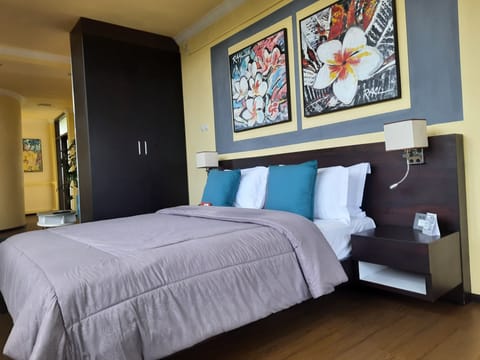 Junior Studio Suite | Premium bedding, down comforters, pillowtop beds, minibar