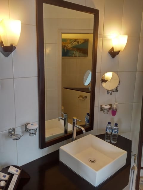 Classic Room | Bathroom | Hair dryer, towels