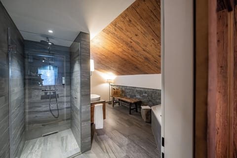 Luxury Suite, 2 Bathrooms, Mountain View | Bathroom | Free toiletries, hair dryer, bathrobes, slippers