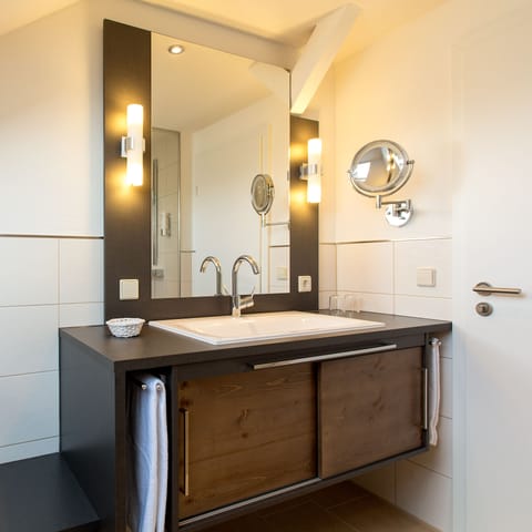 Junior Room | Bathroom sink