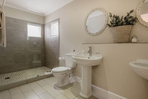 Standard Room | Bathroom | Free toiletries, hair dryer, bathrobes, towels