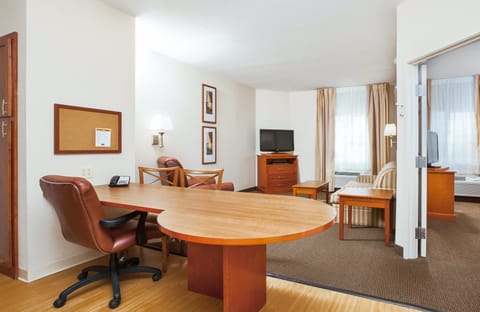 Suite, 1 Queen Bed | Desk, iron/ironing board, free cribs/infant beds, rollaway beds