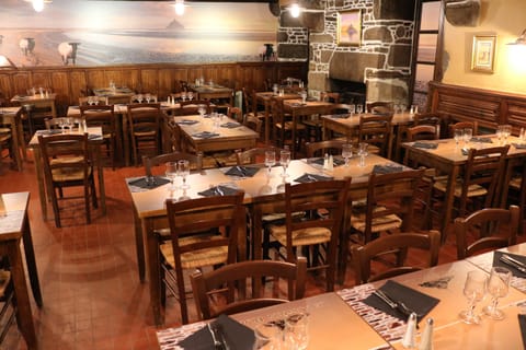 Breakfast, lunch, dinner served; French cuisine 