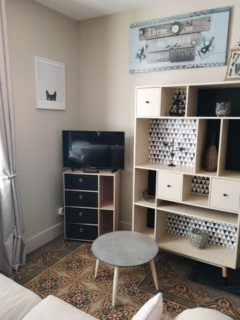 Classic Studio, Non Smoking, Kitchenette | Living area | TV