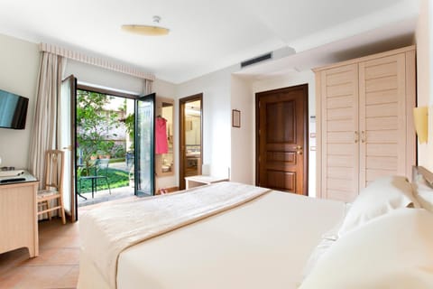 Deluxe Double Room | Select Comfort beds, minibar, in-room safe, individually furnished