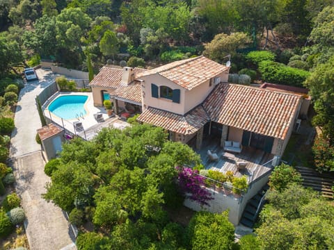 Building, Property, Plant, Window, Tree, Urban Design, House, Neighbourhood, Residential Area, Landscape