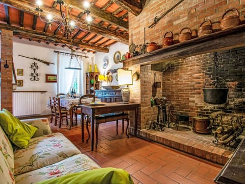 Property, Furniture, Building, Table, Wood, Interior Design, Architecture, Flooring, Picture Frame, Chair