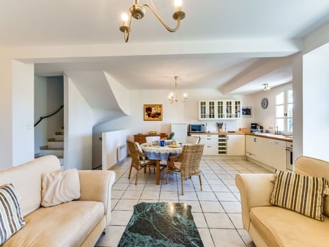 Room, Property, Living Room, Furniture, Interior Design, Building, Floor, Ceiling, Real Estate, Home