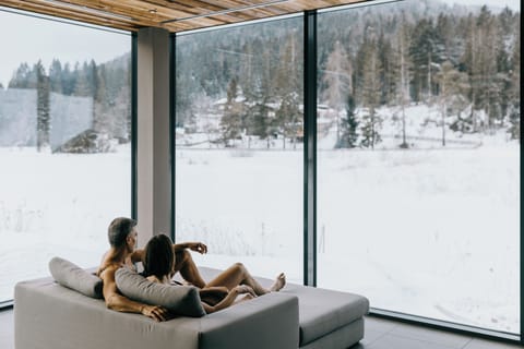 Sauna, steam room, body treatments, aromatherapy, hot stone massages