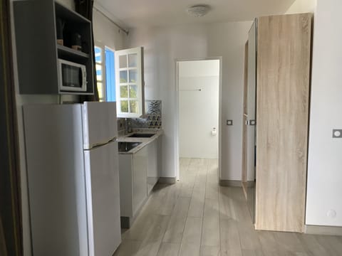 Studio Vue Mer (2 personnes) | Private kitchen | Full-size fridge, microwave, stovetop, electric kettle