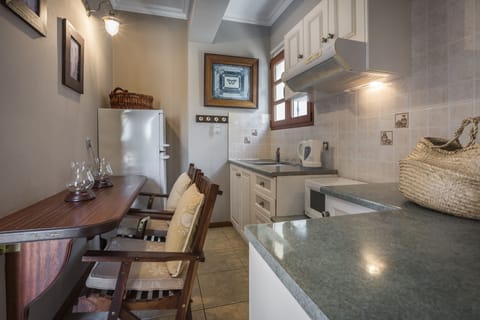 Executive Suite | Private kitchen | Full-size fridge, microwave, oven, stovetop