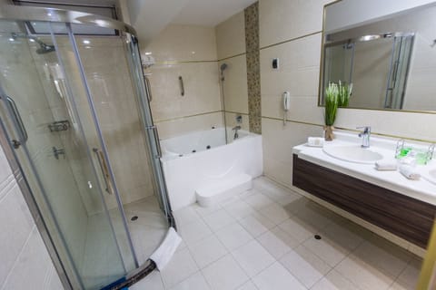 Superior Suite | Bathroom | Shower, free toiletries, towels