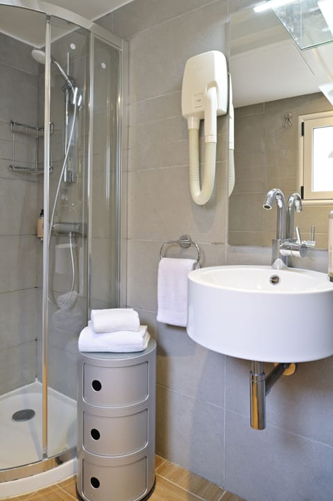 Standard Double Room, City View | Bathroom | Hair dryer, towels, soap, shampoo