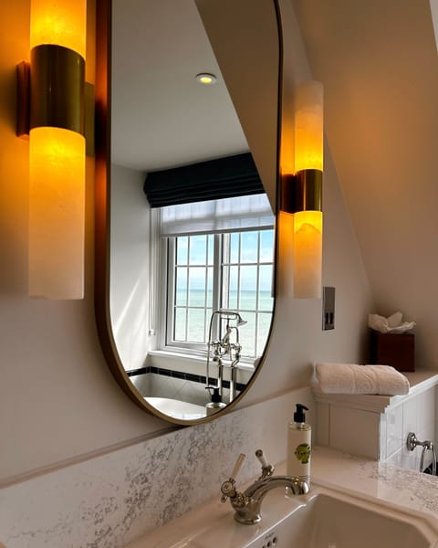 Junior Suite, Sea View | Bathroom | Shower, rainfall showerhead, free toiletries, hair dryer