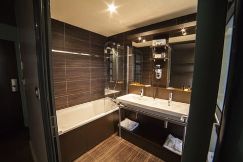 Combined shower/tub, free toiletries, hair dryer, towels