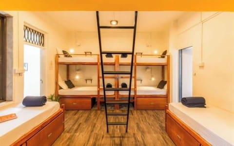 10 Bed Mixed Dormitory | Premium bedding, in-room safe, desk, laptop workspace