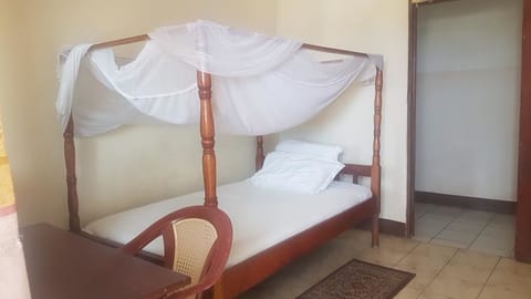Standard Single Room, 1 Large Twin Bed, Non Smoking | Free WiFi, bed sheets