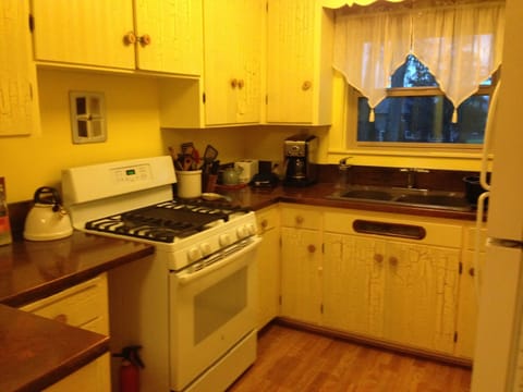 gas range, copper counters, well stocked kitchen