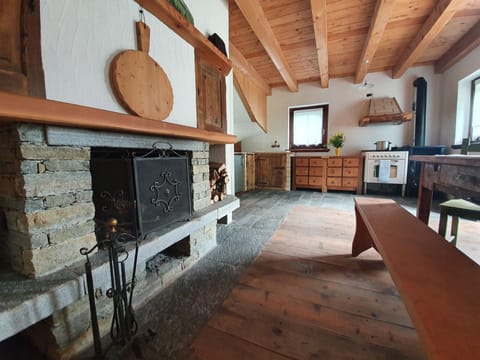 Panoramic Chalet | Living area | 32-inch flat-screen TV with digital channels, TV