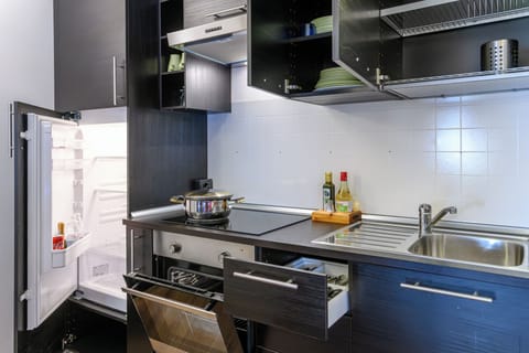 Deluxe Apartment, 1 Queen Bed, Kitchenette, Mountainside (No Elevator) | Private kitchen | Full-size fridge, oven, stovetop, cookware/dishes/utensils