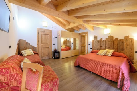 Deluxe Penthouse, 1 Bedroom, Private Bathroom, Tower (No Elevator) | Individually decorated, individually furnished, blackout drapes