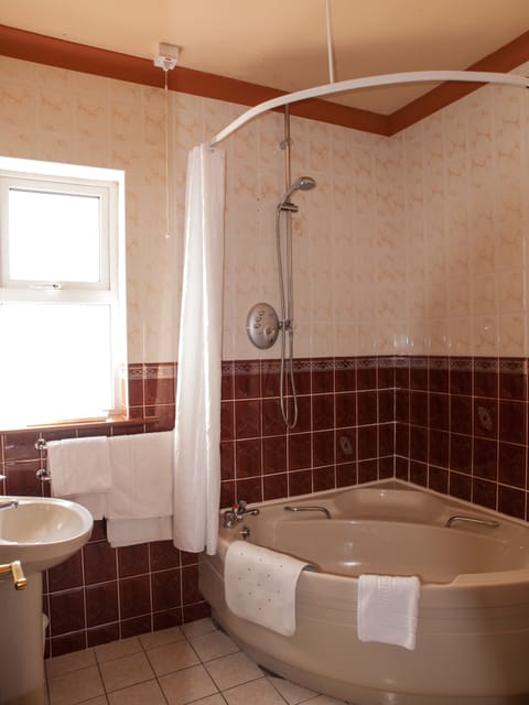 Combined shower/tub, deep soaking tub, free toiletries, hair dryer