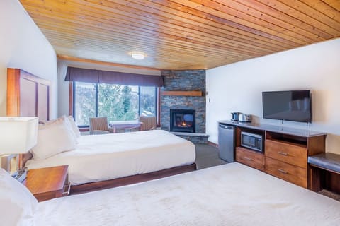 Elite Studio, 2 Queen Beds, Fireplace, Mountain View | Iron/ironing board, free WiFi, bed sheets