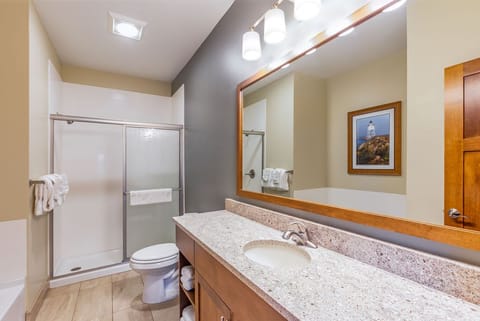 Elite Condo, 1 Bedroom, Fireplace, Mountain View | Bathroom | Free toiletries, hair dryer, towels, soap
