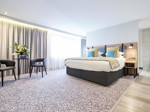 Privilege, Junior Room, 1 King Bed | In-room safe, desk, soundproofing, iron/ironing board