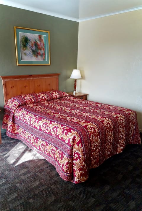 Room, 1 Queen Bed, Non Smoking | Bathroom | Shower, free toiletries, hair dryer, towels