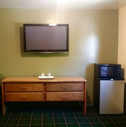 King Suite with Spa Bath, Nonsmoking | Mini-refrigerator