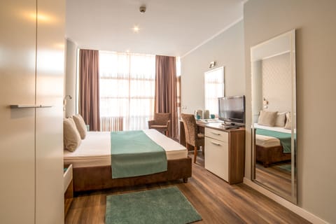 Standard Double Room | Hypo-allergenic bedding, minibar, in-room safe, desk