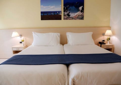 Superior Room, Garden View | In-room safe, bed sheets