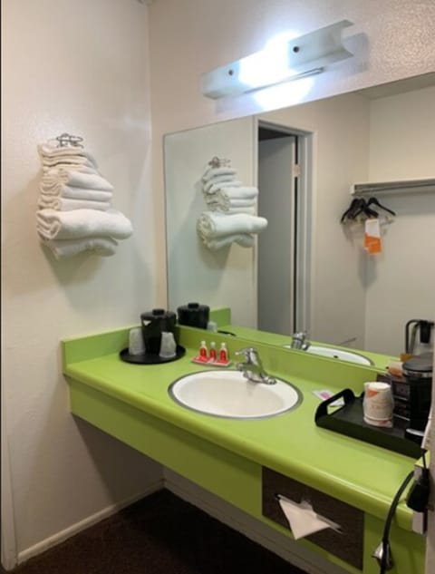 Combined shower/tub, free toiletries, hair dryer, towels