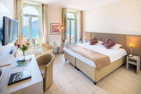 Deluxe Double Room with Direct Lake View | Hypo-allergenic bedding, minibar, in-room safe, individually decorated