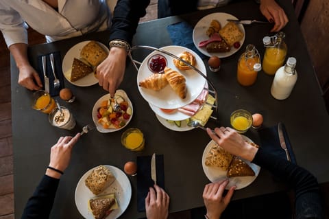 Buffet breakfast on weekdays (EUR 15 per person)