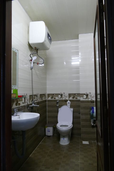 Superior Quadruple Room | Bathroom amenities | Shower, free toiletries, slippers, towels