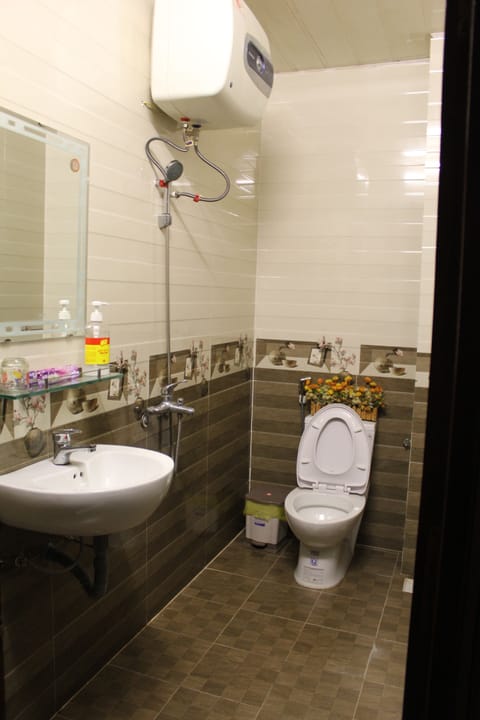 Standard Quadruple Room | Bathroom | Shower, free toiletries, slippers, towels