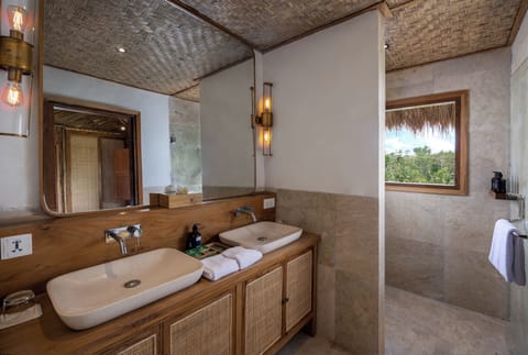 Suite Villa | Bathroom | Separate tub and shower, rainfall showerhead, free toiletries