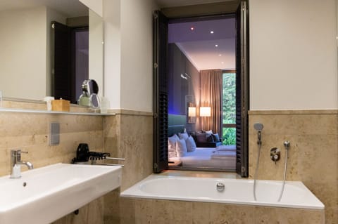 Junior Suite | Bathroom | Shower, free toiletries, hair dryer, towels