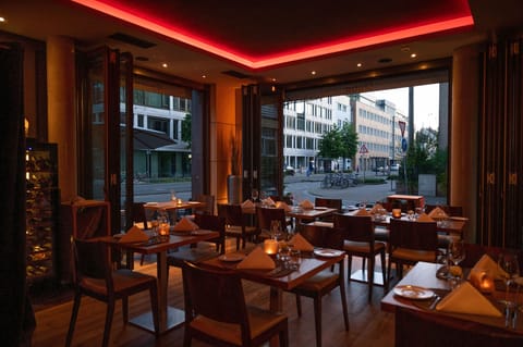 Lunch and dinner served, international cuisine