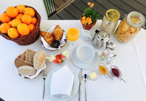 Daily continental breakfast (EUR 14 per person)