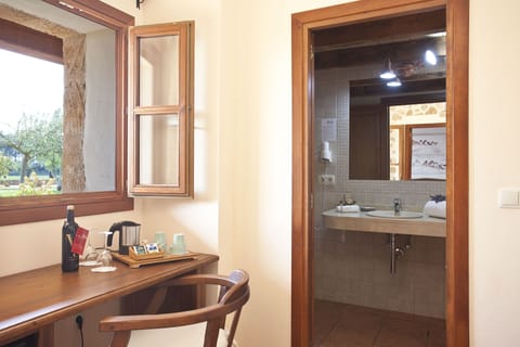 Superior Double Room | Bathroom | Shower, free toiletries, hair dryer, towels