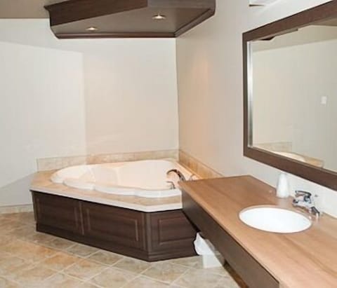 Deluxe Room, 1 King Bed | Jetted tub