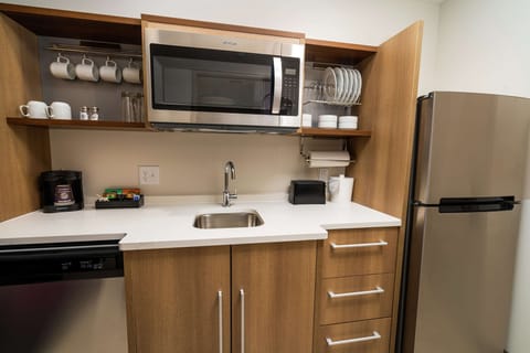 Full-size fridge, microwave, stovetop, dishwasher