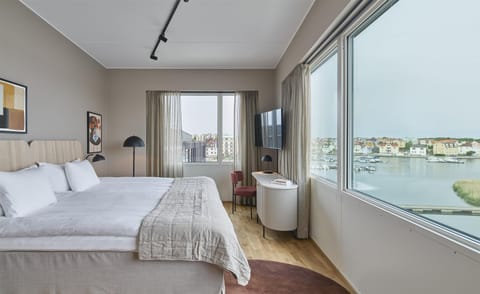 Suite (Master) | 1 bedroom, in-room safe, iron/ironing board, free cribs/infant beds