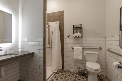 204 Standard Queen- ADA Room | Bathroom | Shower, towels