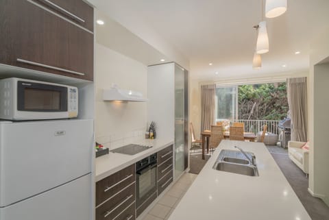 Apartment 43, Two bedroom and a “sleep out” plus Two bathrooms | Private kitchen | Full-size fridge, microwave, oven, stovetop