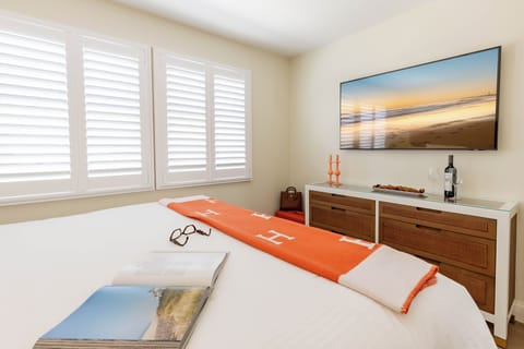 Suite, 1 King Bed | Pillowtop beds, blackout drapes, iron/ironing board, free WiFi